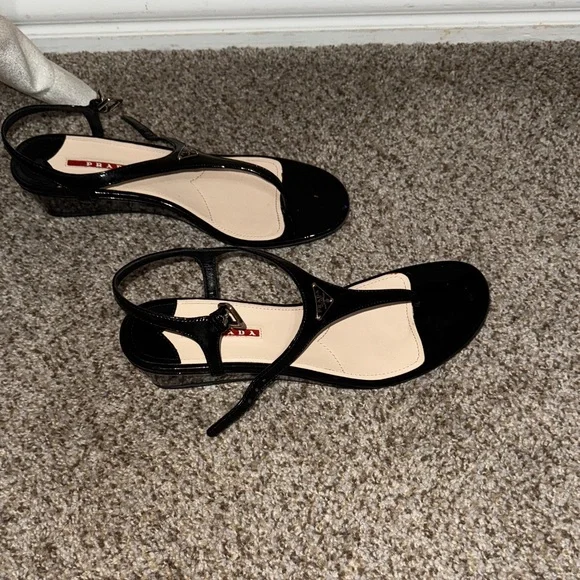 Prada Elegant Black and Cream Sandals - Picture 6 of 7